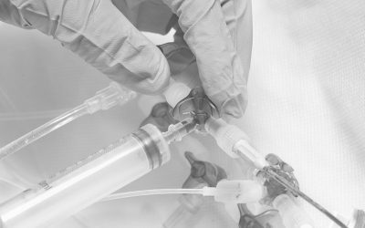 ¿Cómo influye la adsorción y la absorción en la infusión iv?