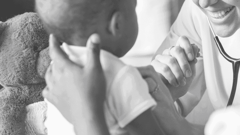 Profesional sanitario establece comunicación con paciente pediátrico