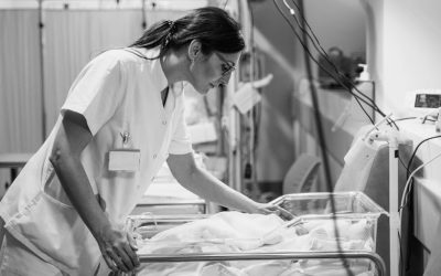 What care should be given to the newborn during the Golden Minute?